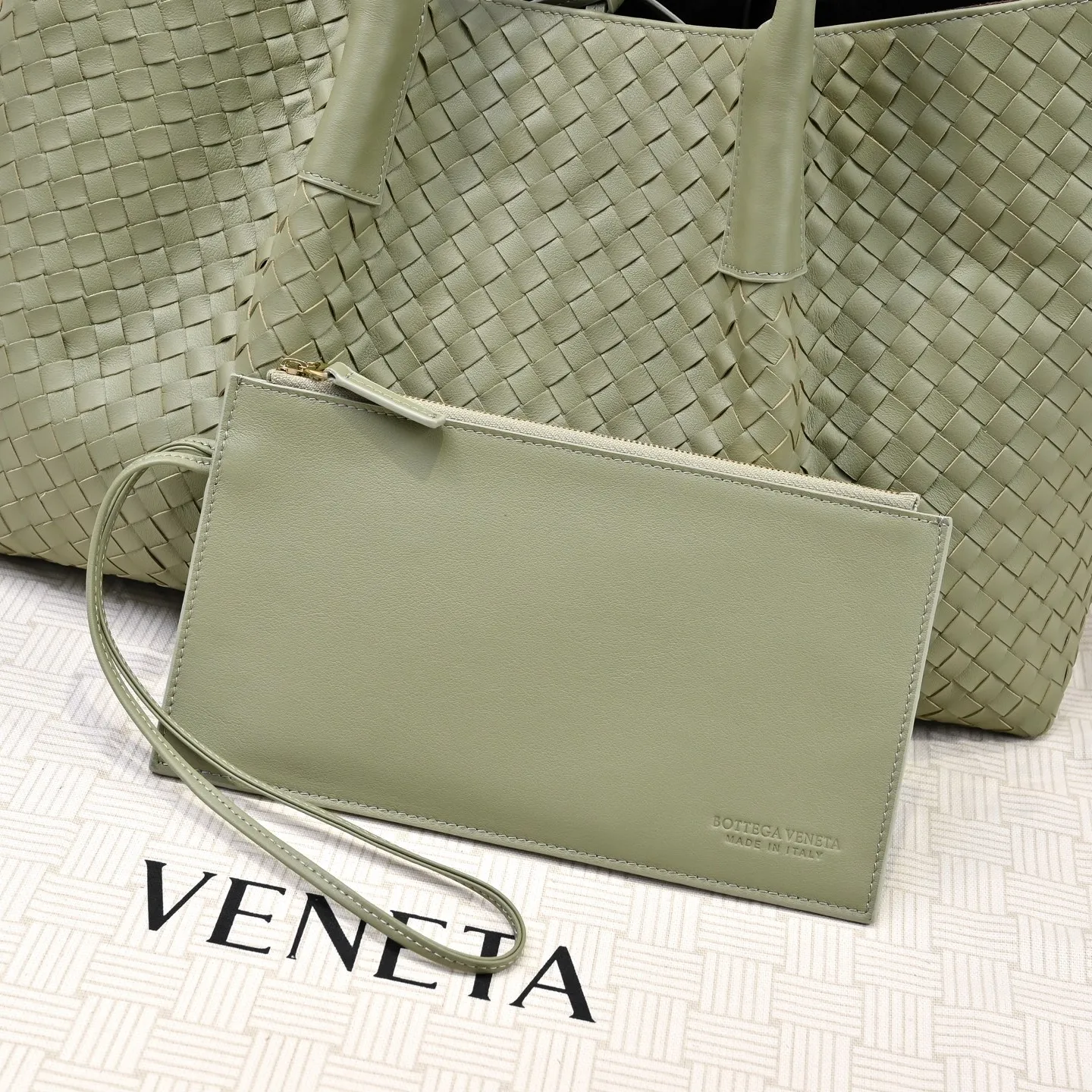 Batch 2360 Bv 2025 early spring series Pinacoteca medium tote handbag. The front is made of classic Intreccia woven cow leather. It is low-key and luxurious. The flip side is made of warm suede. It instantly switches to a lazy and casual style. It has a large internal capacity. It is no pressure to carry a computer for commuting. It is also thoughtfully matched with a small detachable bag. It is full of security. The woven texture is so delicate that you can't put it down. The highlight is that it is super versatile. Come and get your new bag😝 Model: 7166 Size: 23*43*14.5cm